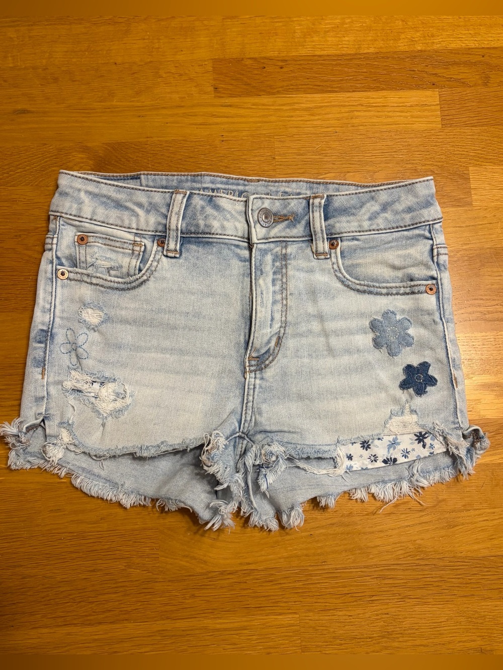 American Eagle Light Wash Denim Floral Patch Shorts Size 0